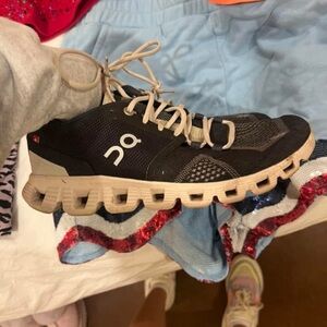 On cloud women’s size 7.5 worn 2 times